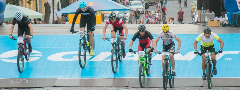 В Киеве на Андреевском спуске велосипедисты соревновались за звание Властелина горы