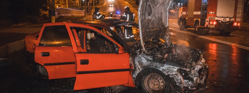 В Киеве на Воздухофлотском проспекте Opel протаранил патрульных и сгорел