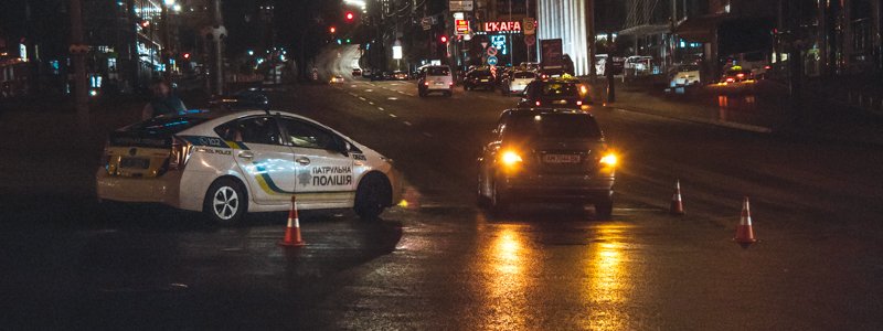 В центре Киева пешеход угодил под колеса Nissan