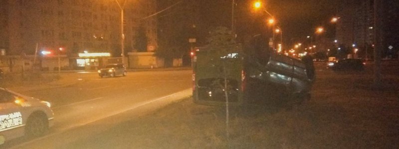 В Киеве на Позняках Chevrolet опрокинул Opel на газон