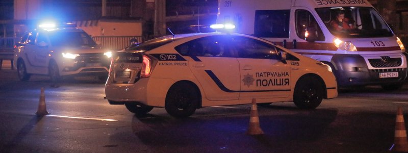 В Киеве на Столичном шоссе Mercedes сбил насмерть женщину над подземным переходом