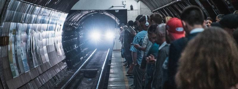 В Киеве сбился график работы красной ветки метро: с перрона упал человек