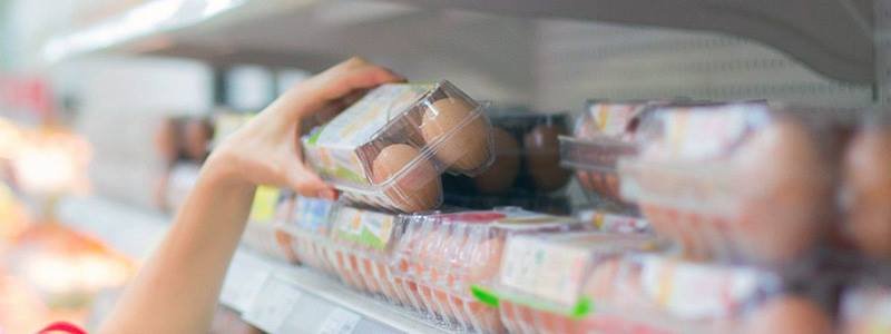 В Киеве в "Ашане" продавали яйца с червями