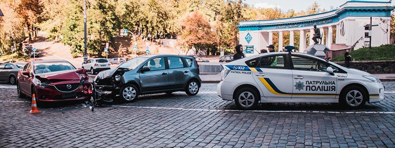 В Киеве на Грушевского Nissan лоб в лоб протаранил Mazda