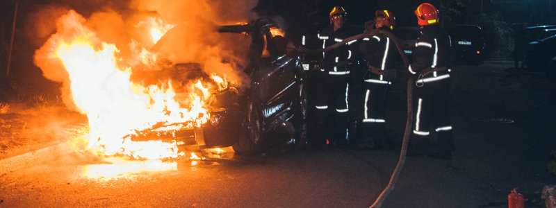 В Киеве возле проспекта Победы во дворе сгорел Mercedes ML