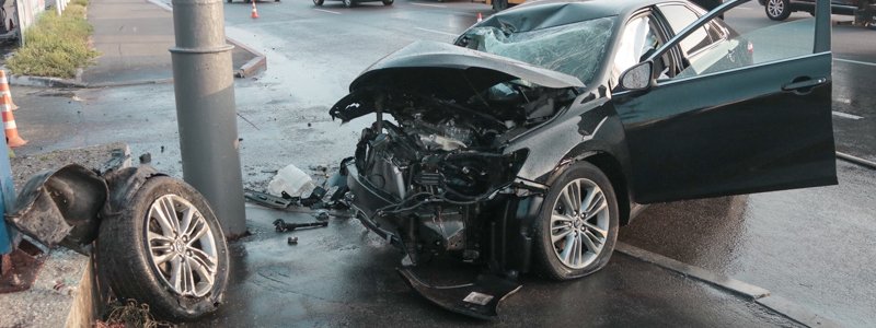 На Большой Окружной Toyota влетела в столб: водитель в тяжелом состоянии