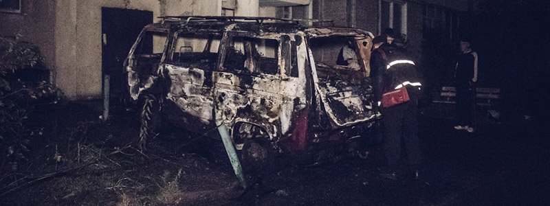 В Киеве на Харьковском микроавтобус сгорел дотла