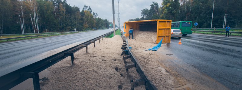 Под Киевом перевернулся грузовик: дорогу засыпало песком