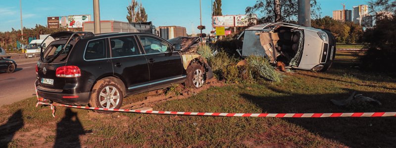 В Киеве возле "Бориспольской" Volkswagen снес Fiat в столб: погиб пассажир