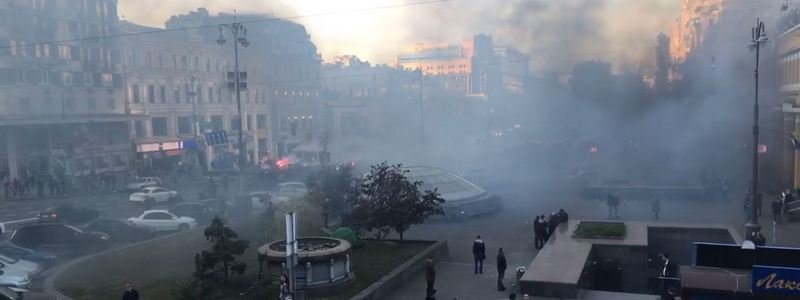 На Крещатике жгут файеры, погрузив центр Киева в черный дым