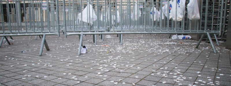 В Киеве НСК «Олимпийский» завалили мусором после концерта Энрике Иглесиаса