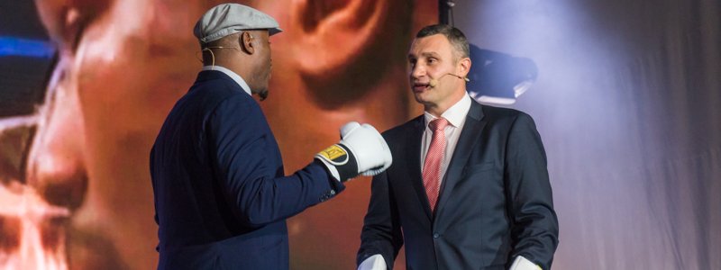 Открытие WBC в Киеве: Кличко и Льюис устроили шуточный реванш легендарного боя