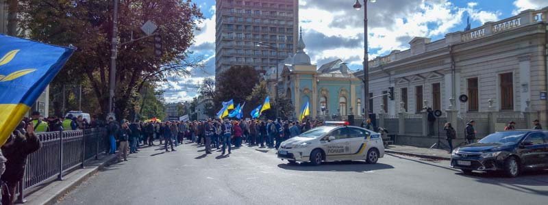 В Киеве ученые перекрыли Грушевского: движение заблокировано