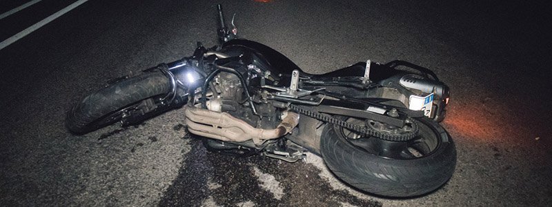Под Киевом мотоциклист с девушкой влетели в отбойник: парень погиб на месте