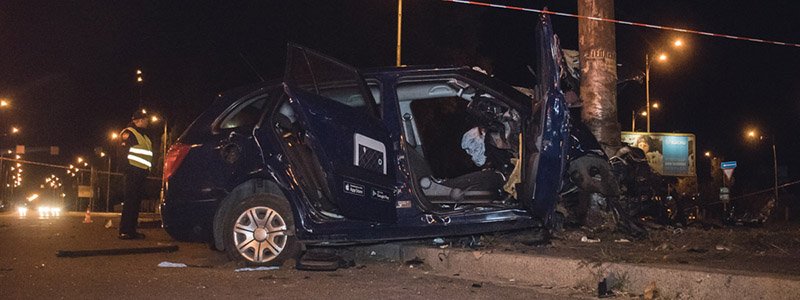 В Киеве на проспекте Гагарина пьяный водитель Uber впечатался в столб: пассажир в тяжелом состоянии