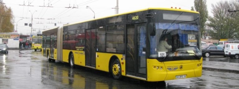 В Киеве на Лукьяновке из-за аварии стоят троллейбусы: образовалась пробка