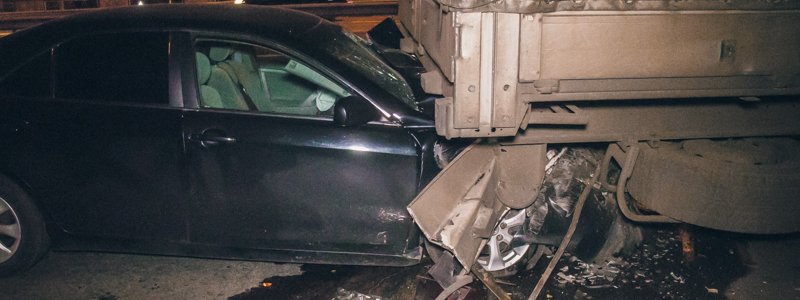 В Киеве на Надднепрянском шоссе Toyota влетела под фуру: пострадал водитель
