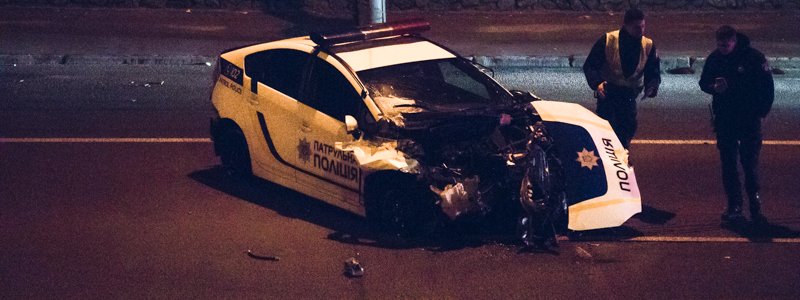 В Киеве на Берестейской полицейский Prius зацепил Volkswagen и разбился об отбойник
