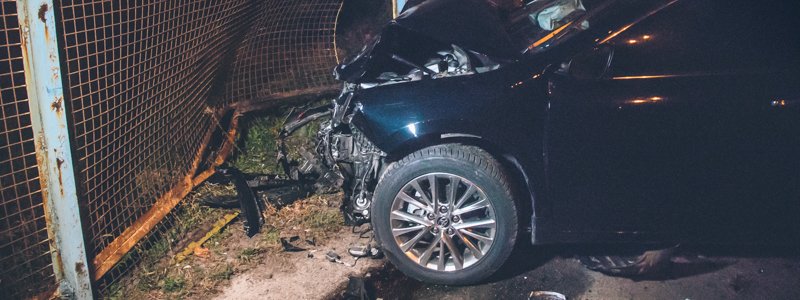 В Киеве на Оболони пьяный водитель Toyota с оружием разбил две машины и влетел в парковку