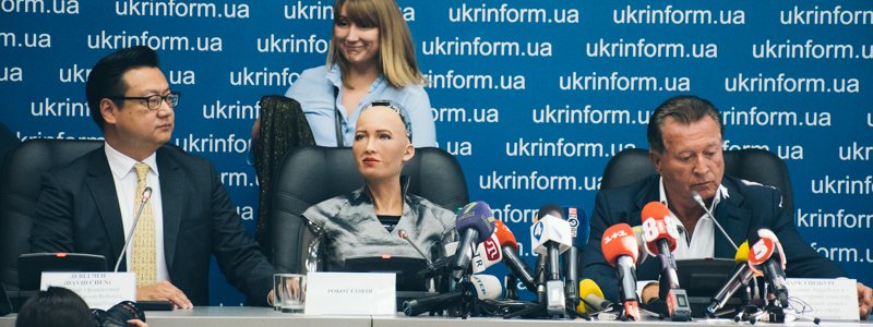 Робот София в Киеве рассказала о первом визите в Украину и назвала Гройсмана привлекательным мужчиной
