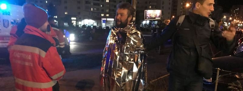 В Киеве на проспекте Бажана мужчина в одних трусах бросился под фуру