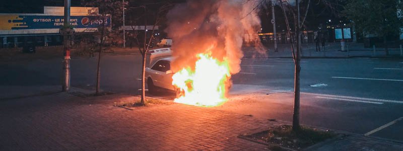 В Киеве на улице Саксаганского на ходу загорелась Audi