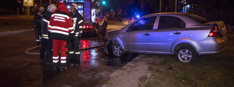 В Киеве на Оболони Chevrolet снес столб и загорелся