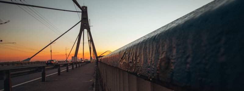Как в Киеве выглядит Северный мост на рассвете