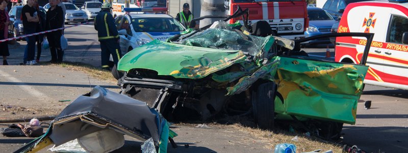В Киеве возле Skymall Seat протаранил Kia и врезался в столб: погибли две девушки