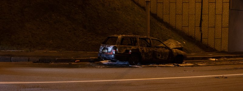 В Киеве перед мостом Патона сгорел Ford: водителя найти не удалось