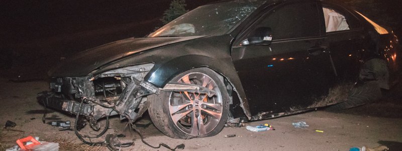 В Киеве Honda Accord слетела с Индустриального моста и потеряла двигатель