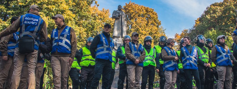 В Киеве ОУНовцы пытаются снести советские памятники: что происходит в Мариинском парке сейчас