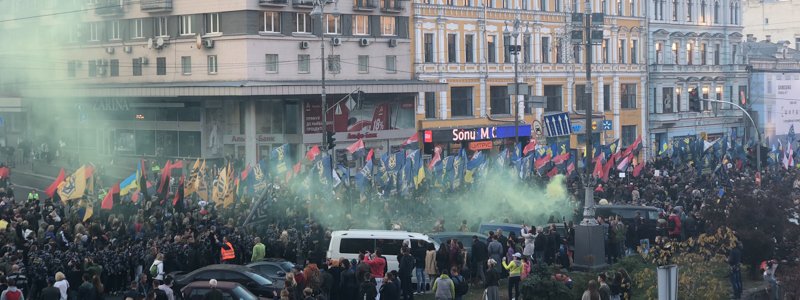 Центр Киева затянуло разноцветным дымом: грохочут взрывы