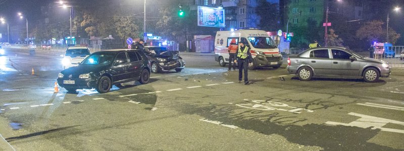 В Киеве на бульваре Перова два автомобиля протаранили разворачивающийся Opel
