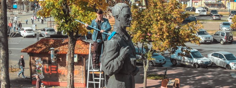 В Киеве на Подоле студенты отмыли памятник Сковороде ради зачета