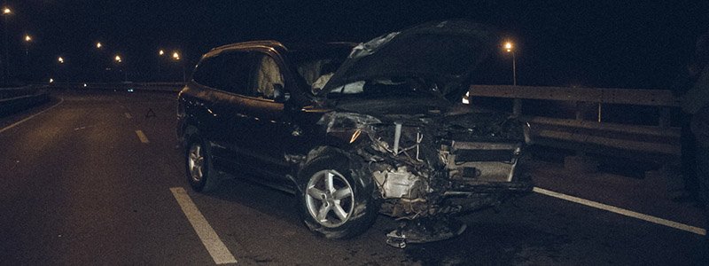 В Киеве дипломатический Hyundai разбился об отбойник: пострадал мужчина