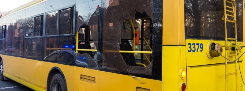 В Киеве на Воздухофлотском маршрутка разбила окна троллейбусу: образовалась пробка