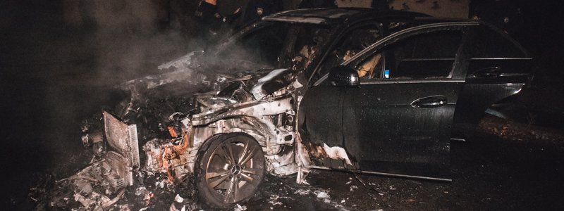 В Киеве на Троещине дотла сгорел Mercedes бизнес-класса