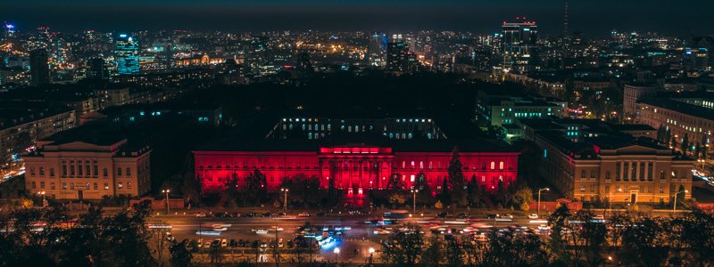 Особый взгляд: как выглядят парк и университет Шевченко в Киеве ночью с высоты