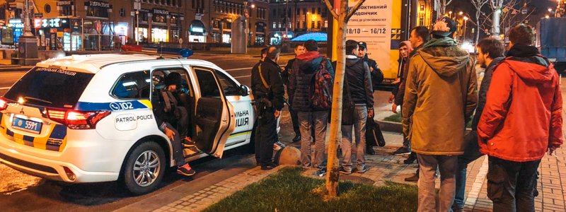 В Киеве на Крещатике неадекватный парень бегал по дороге, бросался на людей и расплакался
