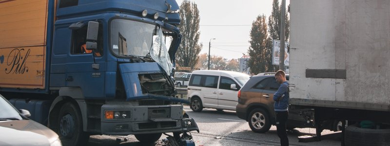 В Киеве на Кольцевой из-за маршрутки столкнулись фура и грузовик: пострадал мужчина