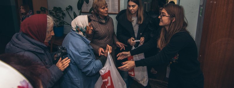 В Киеве пенсионерам раздали пакеты с гречкой и чаем: кто и зачем
