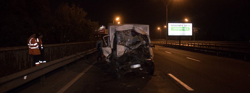 В Киеве на Южном мосту "Газель" с хлебом влетела в стоящий грузовик