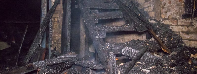 В Киеве на Русановке одновременно загорелись два дома