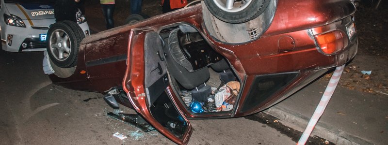 В Киеве на Харьковском пьяный водитель Ford перевернулся и устроил разборки с полицией