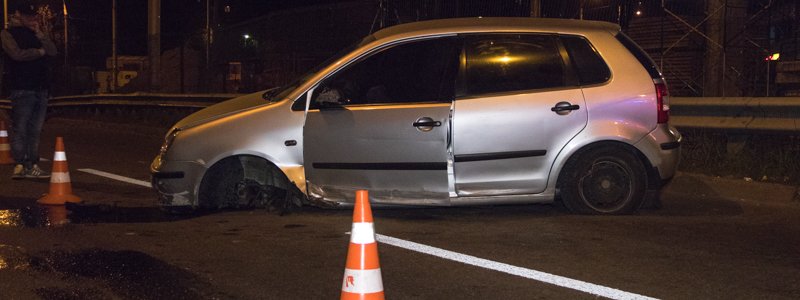 В Киеве на Борщаговке пьяный водитель на Volkswagen снес отбойник