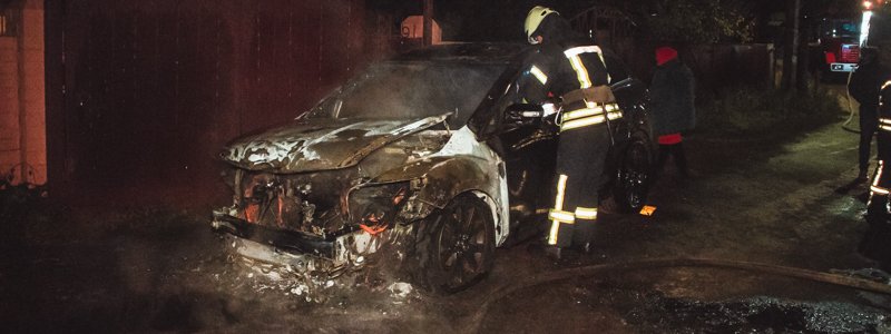 В Киеве на улице Сошенко сгорел кроссовер Mazda