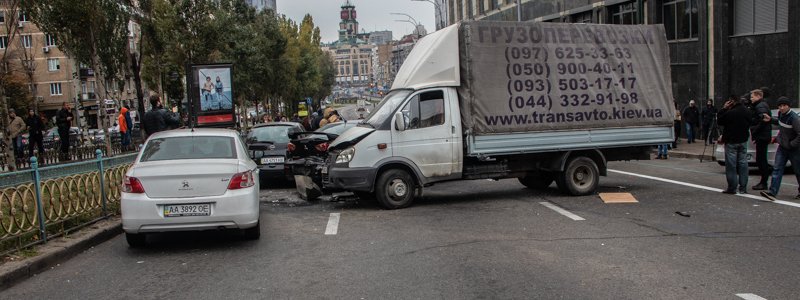 Масштабное ДТП на Леси Украинки в Киеве: появилось видео, как кран сносит 18 авто