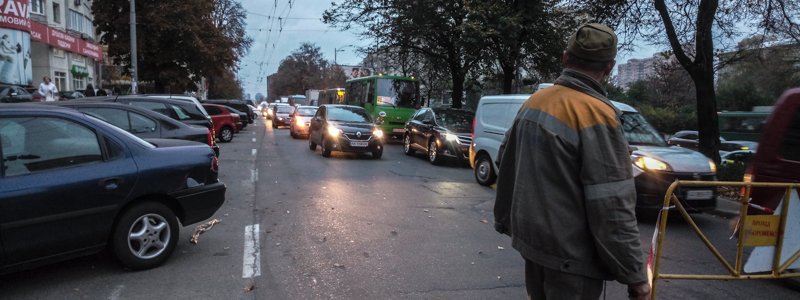 В Киеве из-за провала асфальта перекрыли Голосеевский проспект