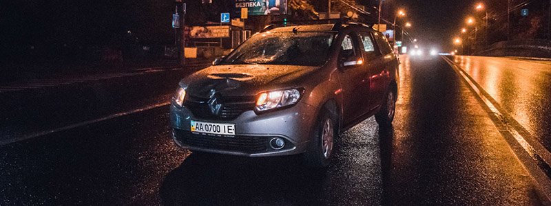 В Киеве возле ТРЦ "Космополит" водитель Renault сбил девушку